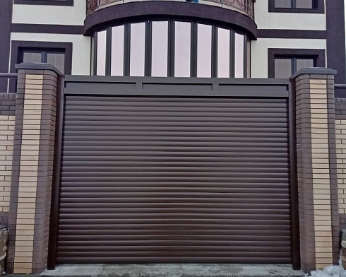 Роллетные ворота Алютех серии Prestige со сплошным алюминиевым профилем роликовой прокатки AG/77 с доставкой в Крымске 